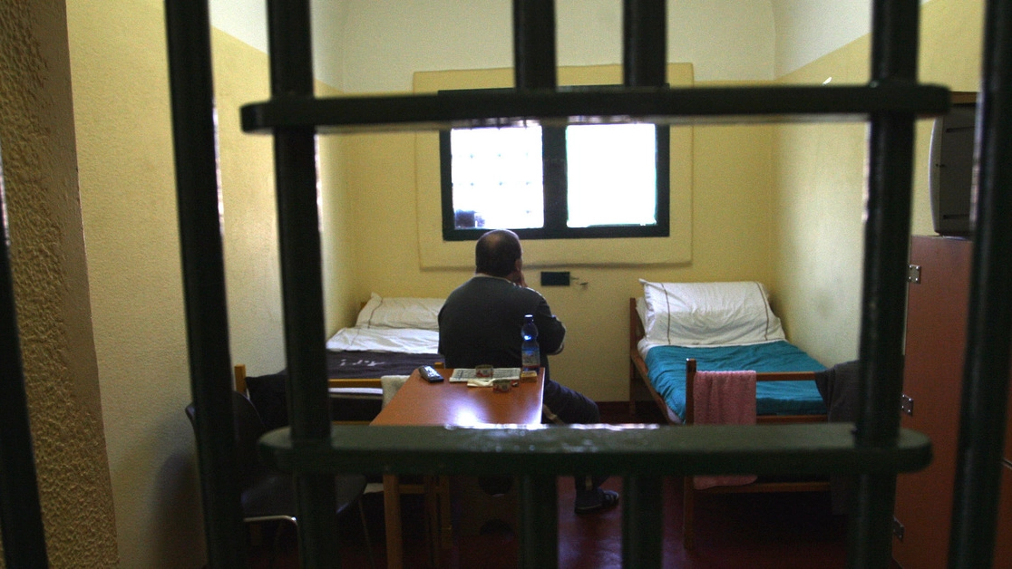 Detenuto in una mini-cella 