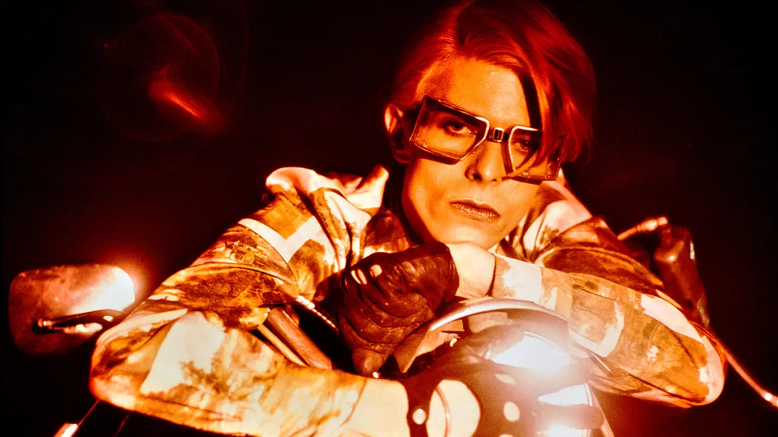 Un'iconica immagine di David Bowie, il Duca Bianco scomparso troppo presto qualche anno fa