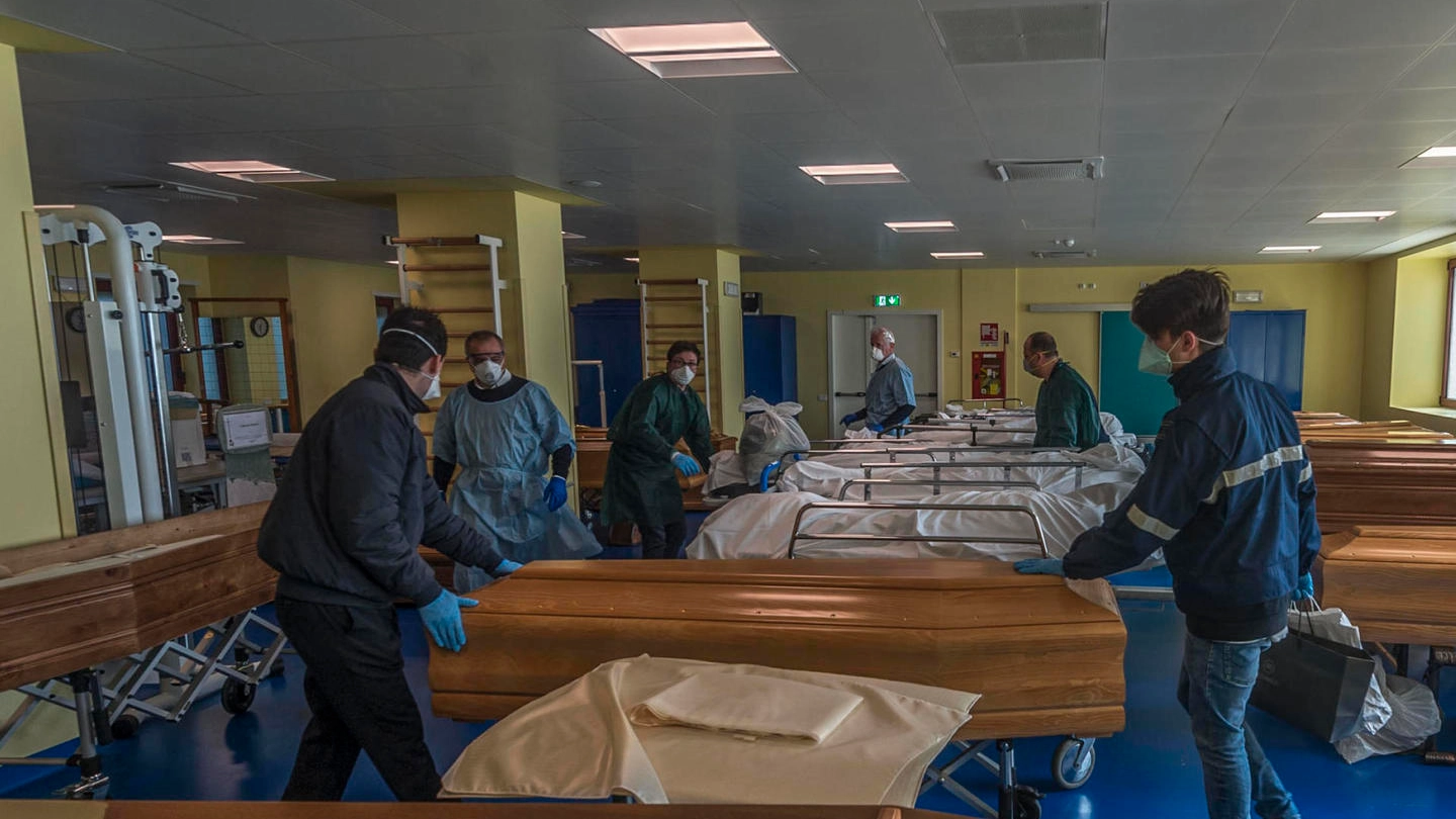 Una camera mortuaria d’emergenza allestita in una palestra scolastica di Bergamo