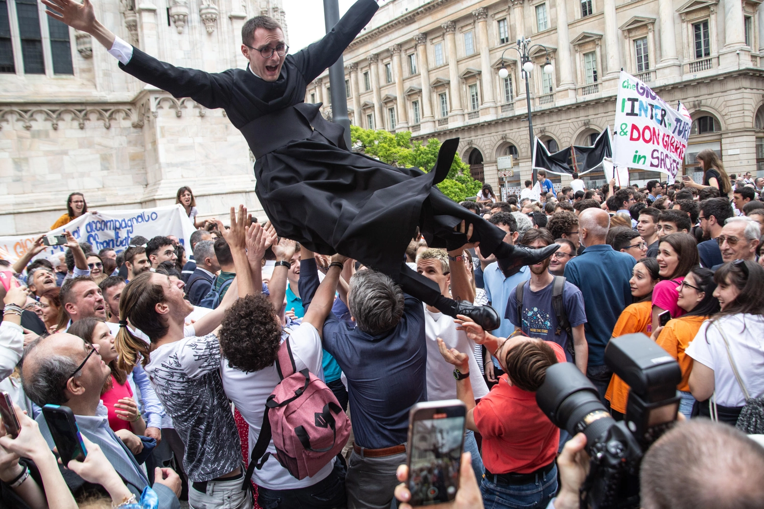 I tradizionali festeggiamenti in piazza del Duomo riservati ai nuovi sacerdoti