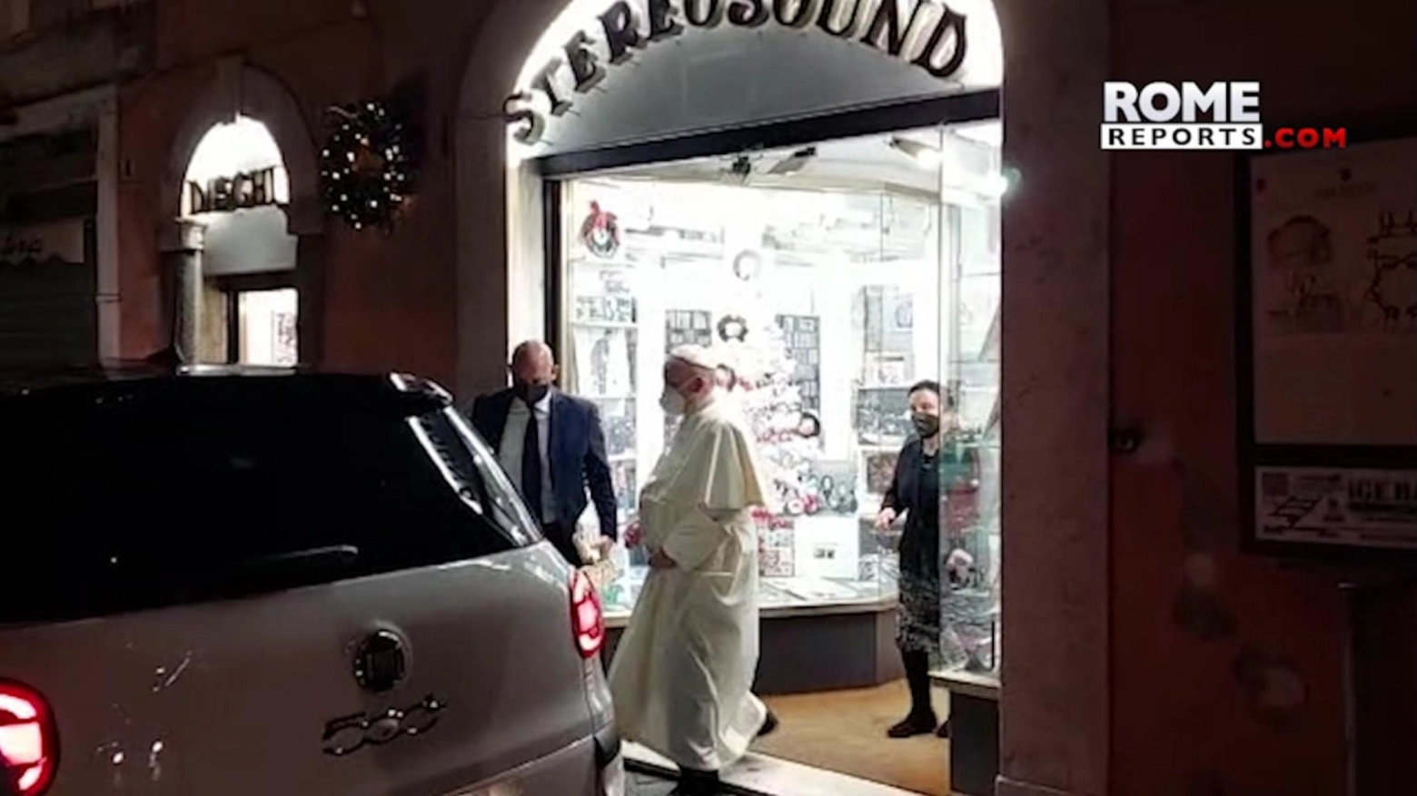 Papa in negozio di dischi a Roma