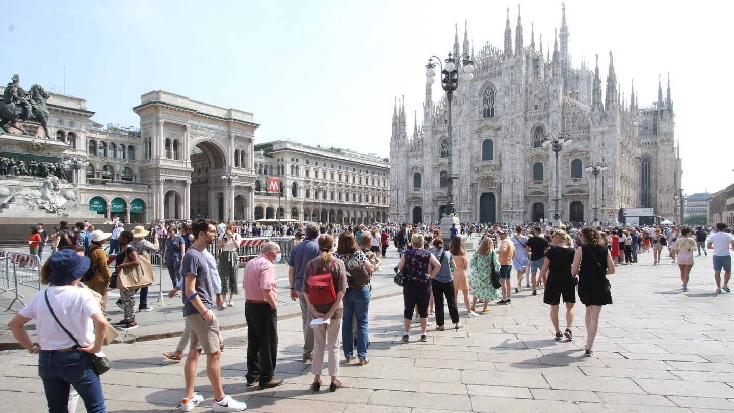 Turisti in piazza Duomo a Milano