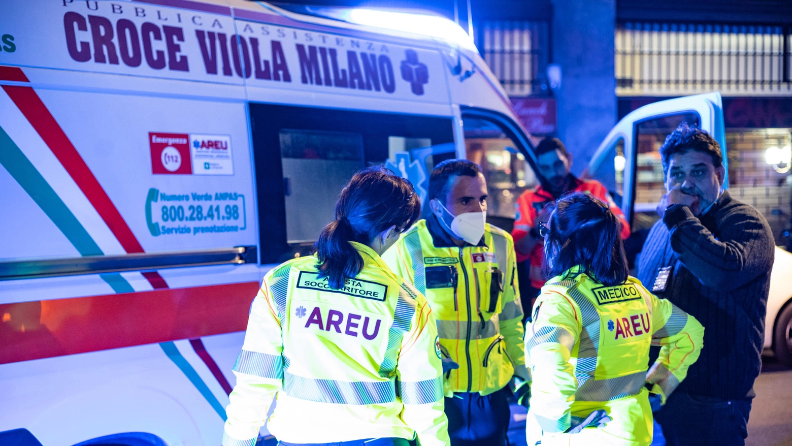 Passanti accoltellati per rapina a Milano, sei feriti
