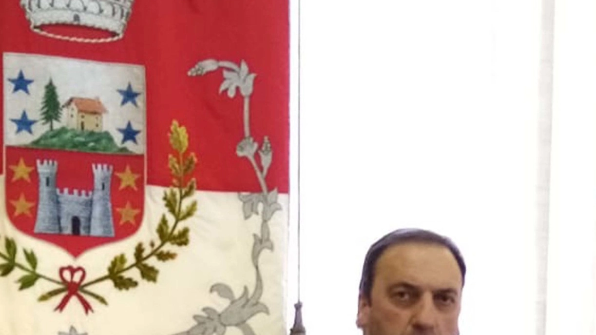 Danilo Bruseghini, sindaco di Caspoggio nel cui gonfalone c’è un castello