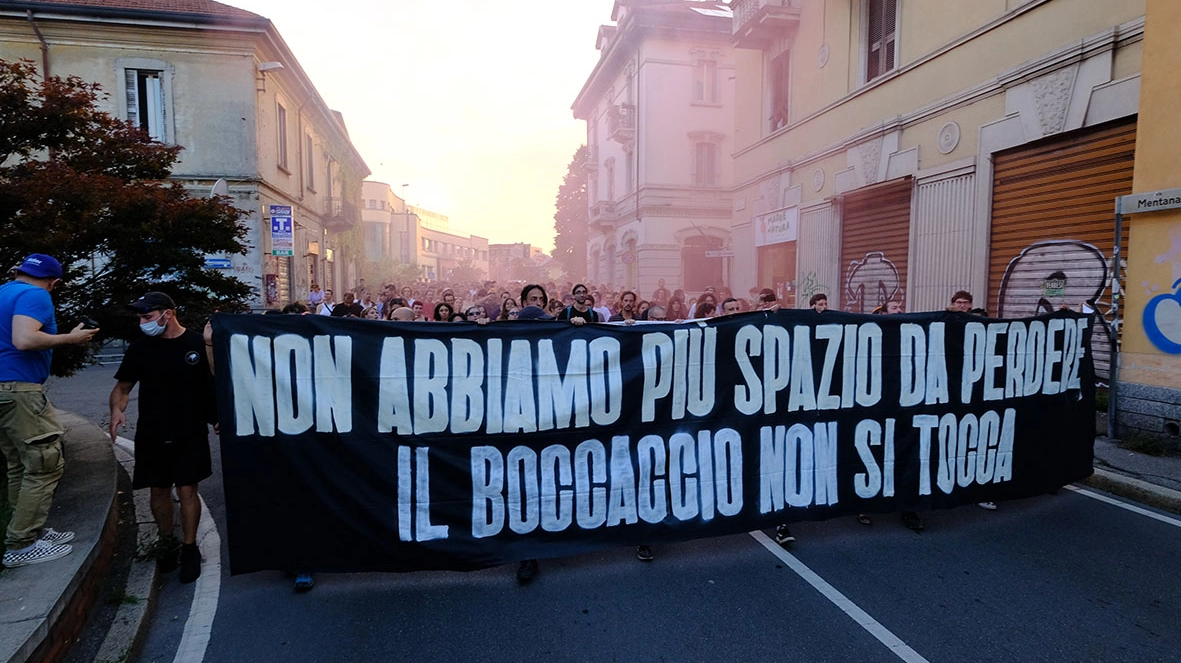 Il corteo di protesta a Monza contro lo sgombero, all'alba, del centro sociale Foa Boccaccio