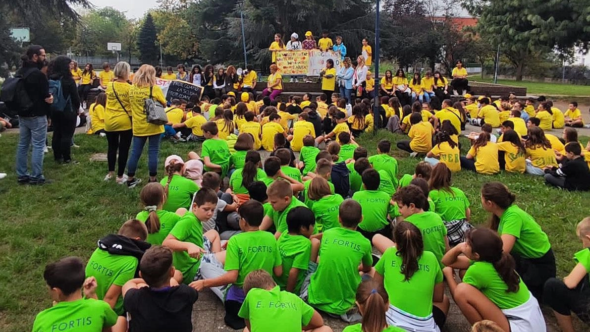 "Non toccateci la scuola". In 5 anni diciotto raid. La marcia dei bambini per cacciare i vandali "Non toccateci la scuola". In 5 anni diciotto raid. La marcia dei bambini per cacciare i vandali