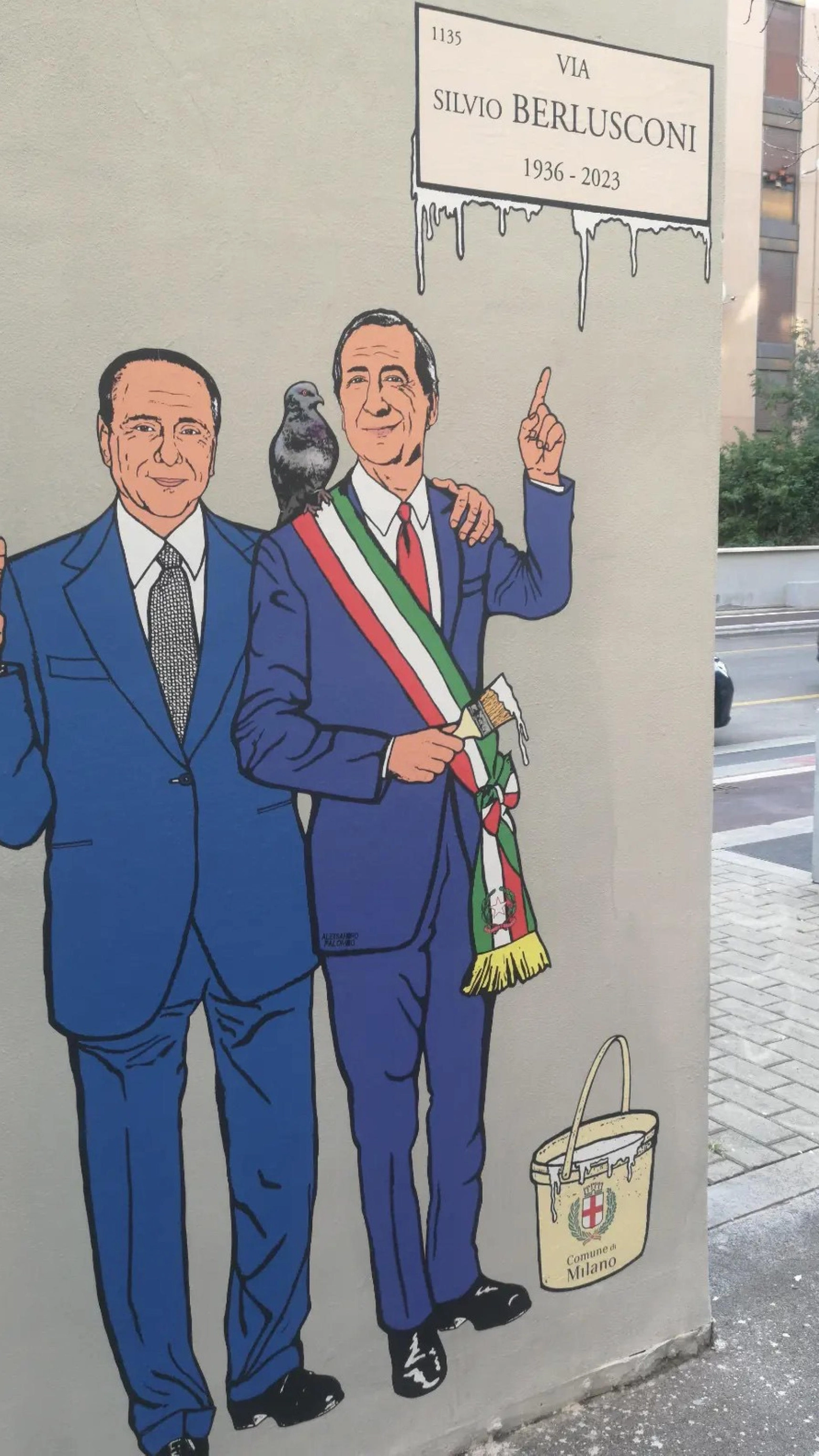 A Milano riappare il murale di Berlusconi, è insieme a Sala