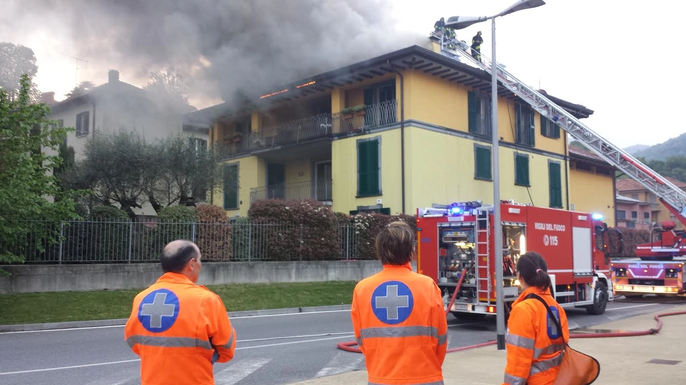 Incendio in via Fabbricone a Olgiate Molgora, con l’intera zona transennata