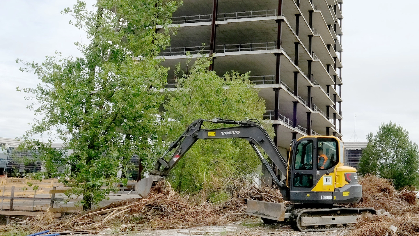 Iniziata la 'pulizia' dell'area di cantiere prima dell'avvio dei lavori attorno all'ex torre, che sarà ridimensionata in altezza