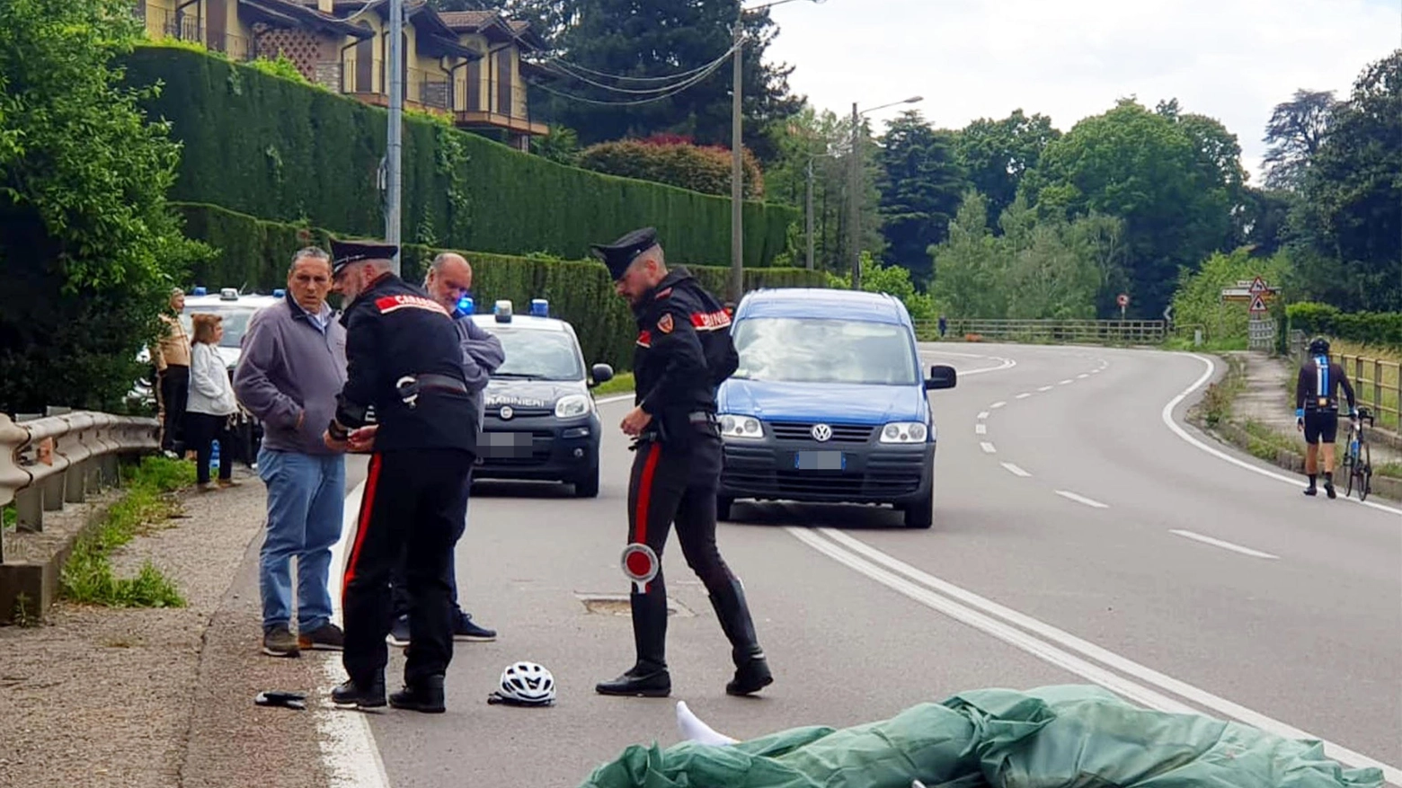 Morto sull’asfalto  per una buca  Ora indaga la Procura