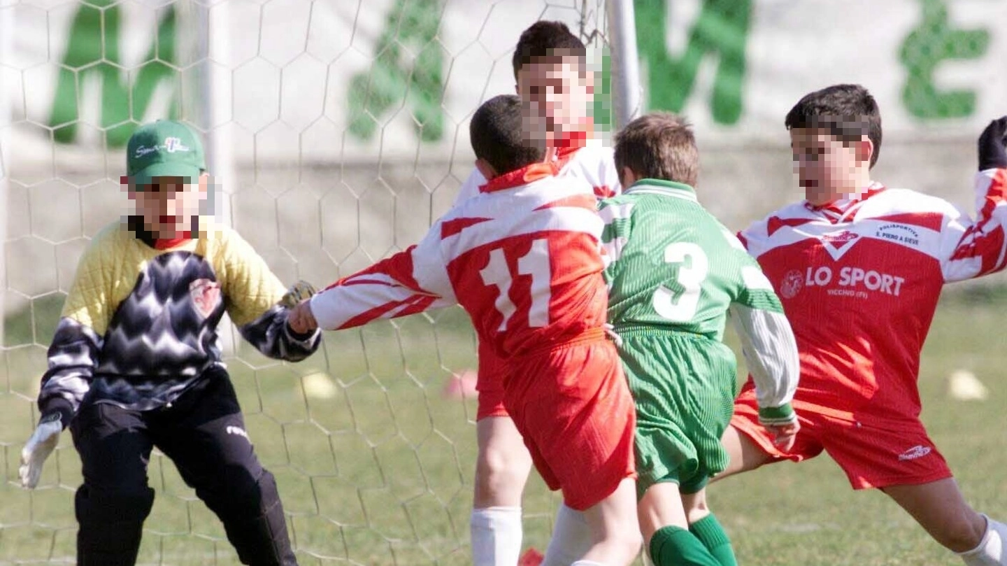 Piccoli calciatori impegnati in una partita di calcio (foto di repertorio)