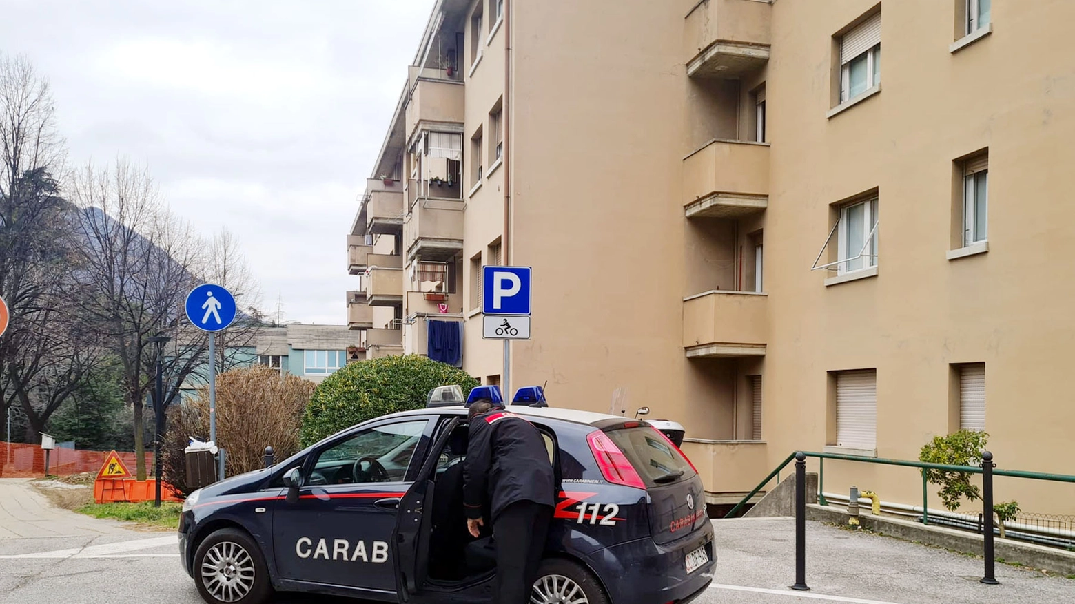 I carabinieri in via dell'Eremo