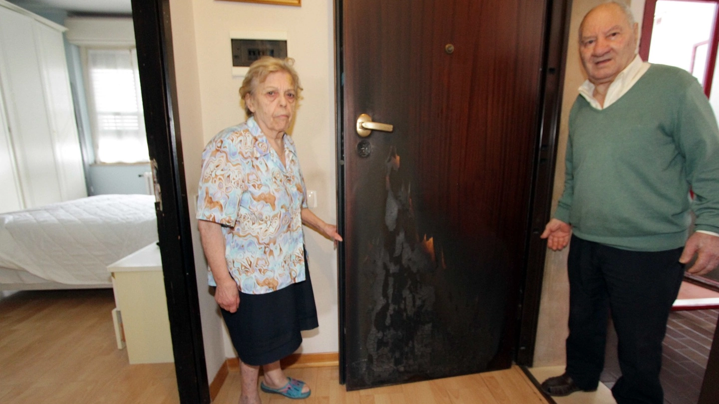Francesca Todisco e Francesco Santo Mineo mostrano la porta bruciata