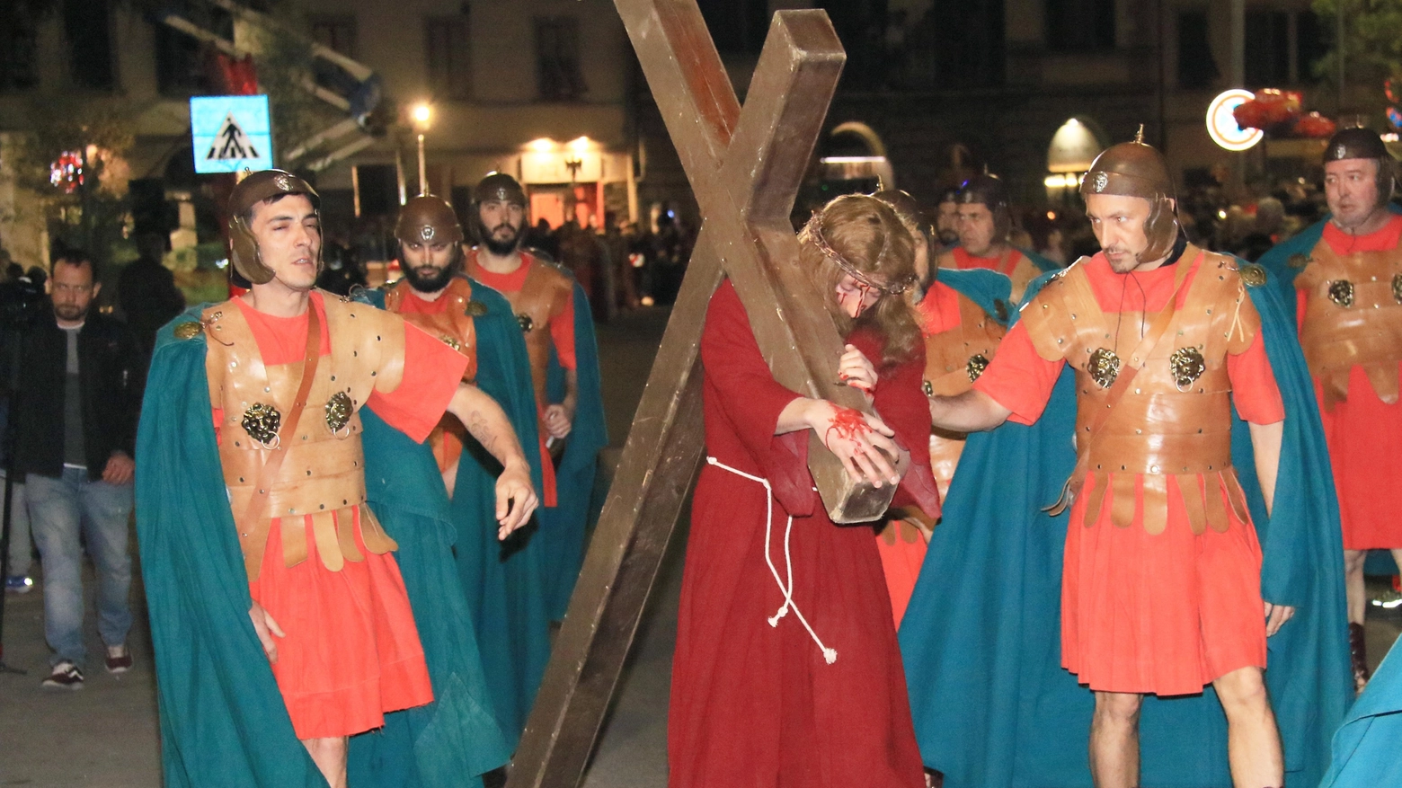 Gavettone col bicchiere  sulla processione  Multato minore straniero