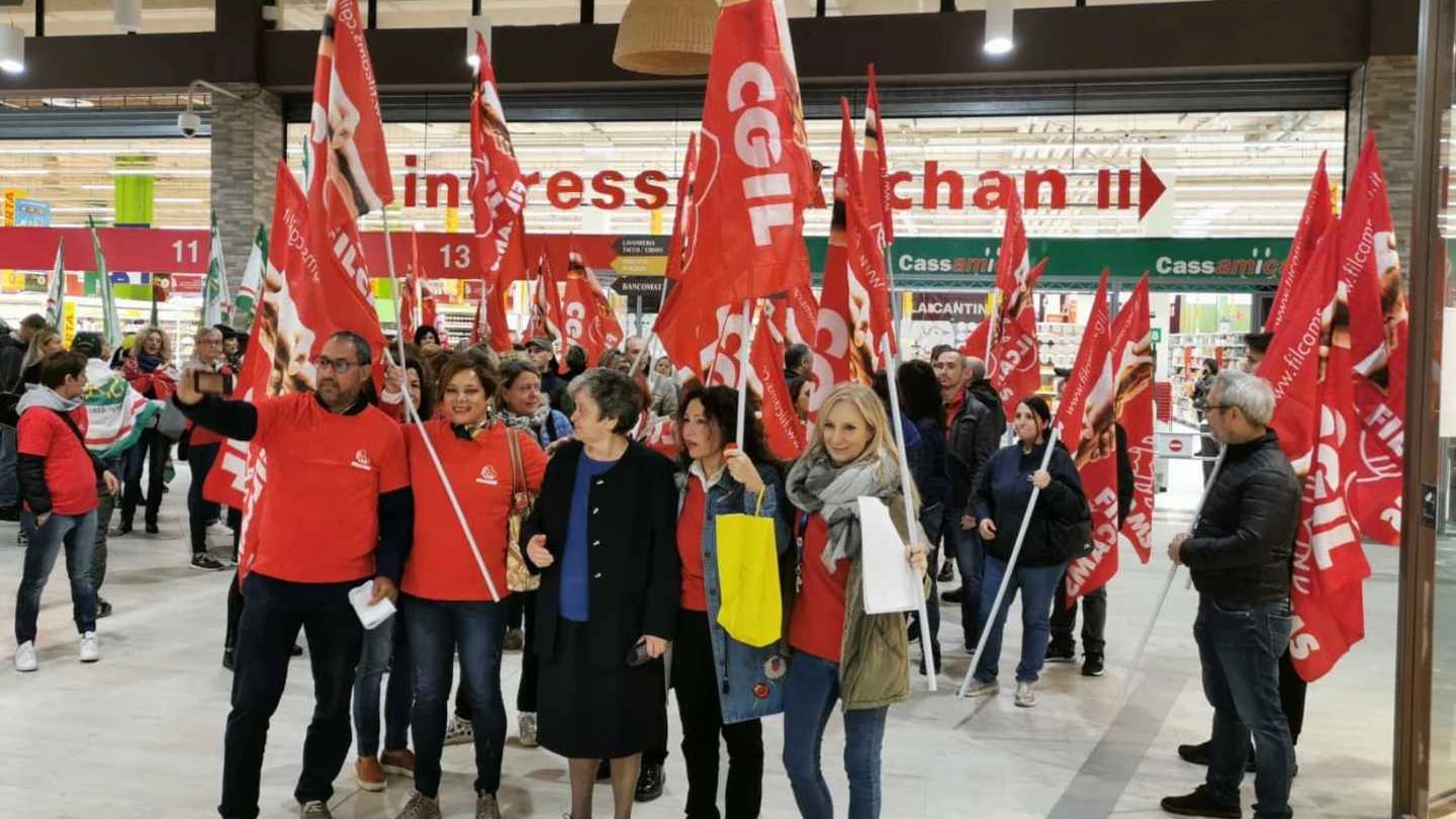 Le proteste dei lavoratori ai tempi del passaggio di proprietà del supermercato