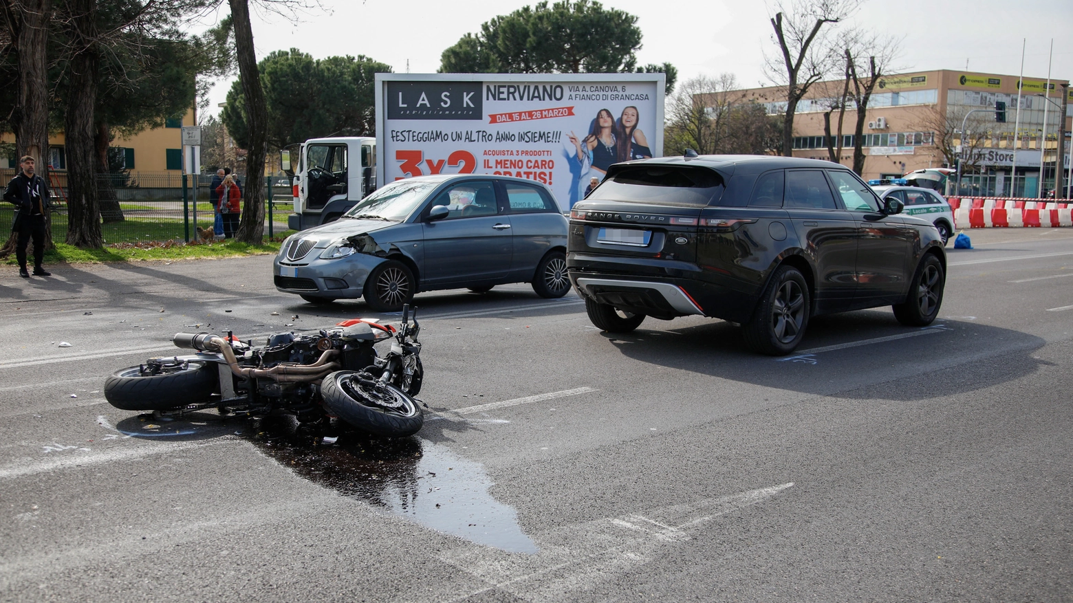 La moto sull'asfalto nell'incidente di Pogliano Milanese