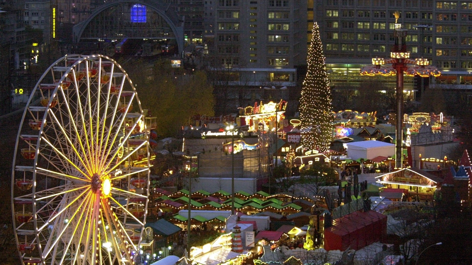 Berlino, mercatini di Natale ad Alexanderplatz (Ansa)