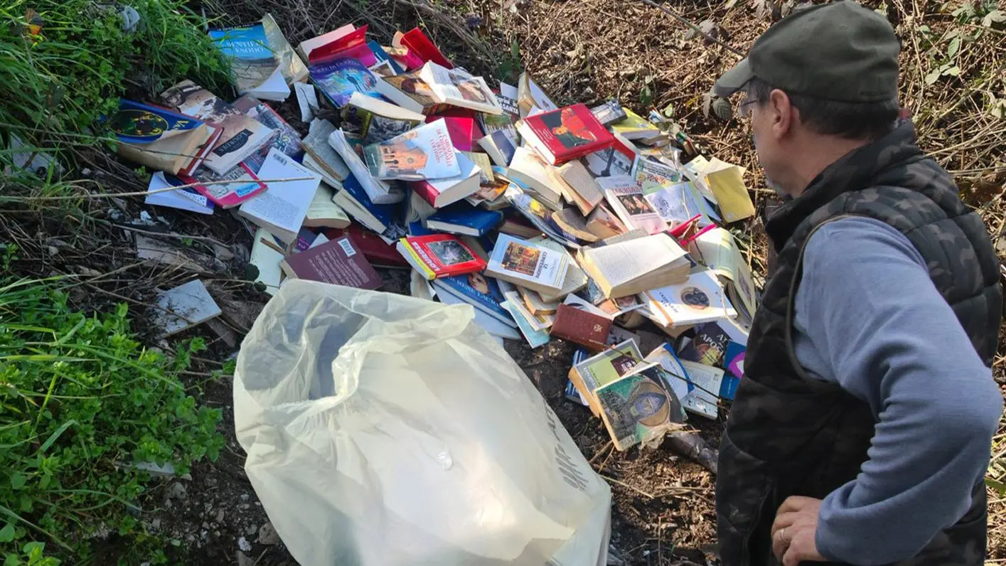Una discarica di bibbie e di libri religiosi Una discarica di bibbie e di libri religiosi