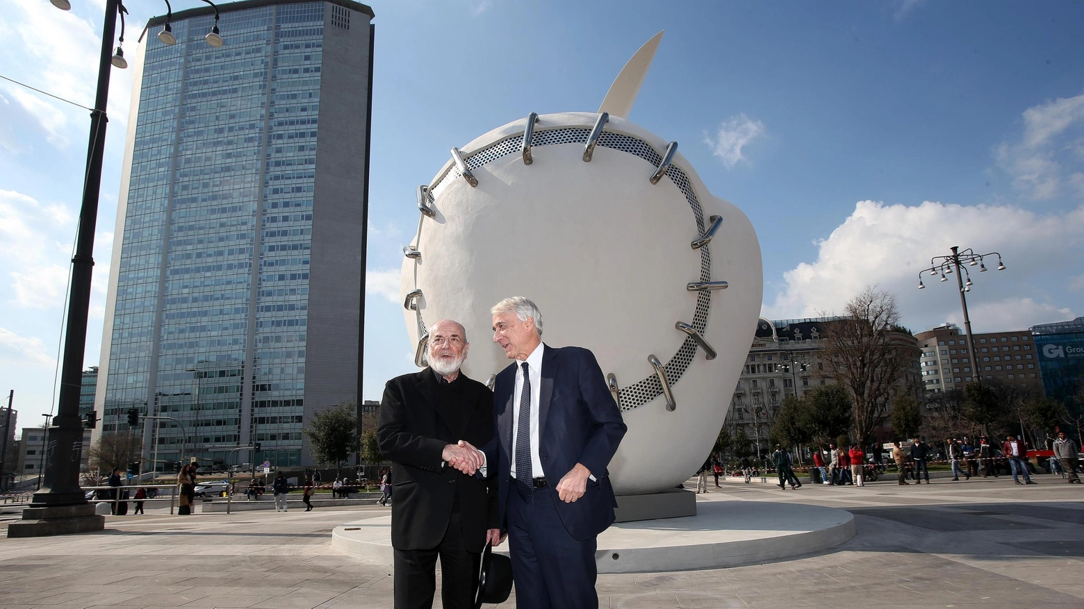 L'artista Michelangelo Pistoletto (s) con il sindaco di Milano Giuliano Pisapia (Ansa)