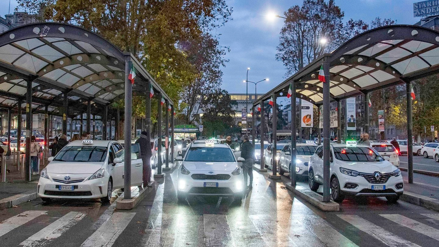 L'area taxi vicino alla Stazione Centrale di Milano (Andrea Fasani)