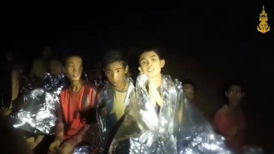 Thailandia, un immagine dei bimbi nella grotta nel nuovo video (Facebook)
