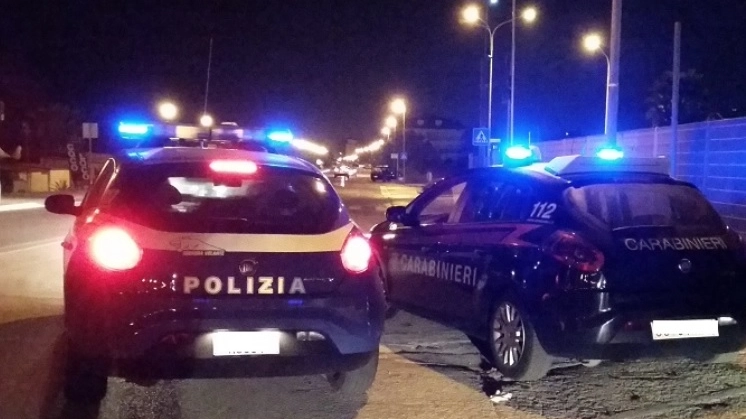 In azione polizia e carabinieri (foto d'archivio) In azione polizia e carabinieri (foto d'archivio)