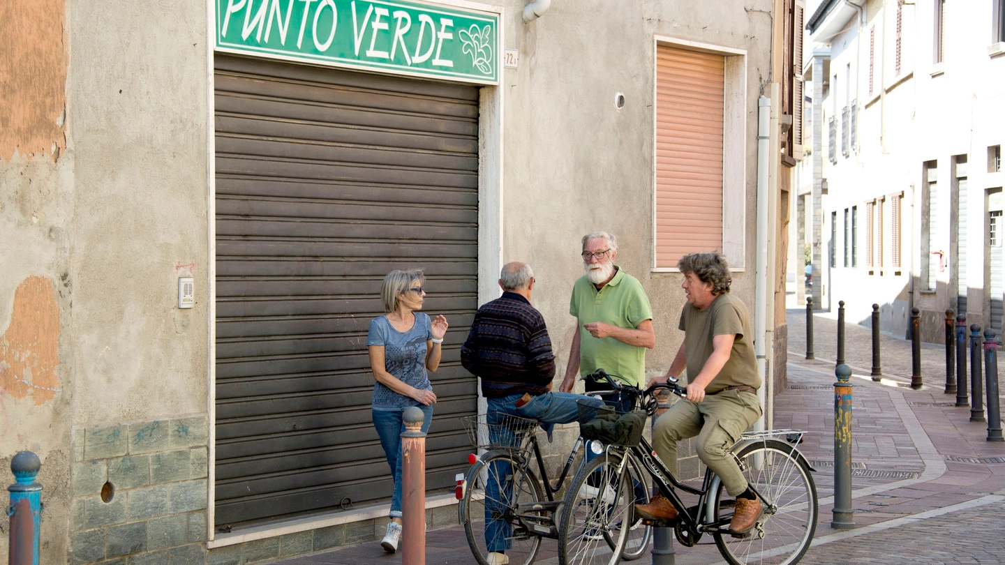 La saracinesca abbassata del negozio “Punto Verde” di via Roma 74