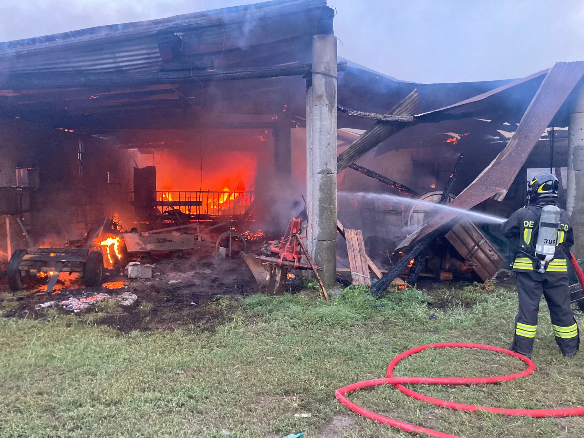 Piantedo, scoppia incendio in una fattoria: è corsa per salvare gli animali della stalla