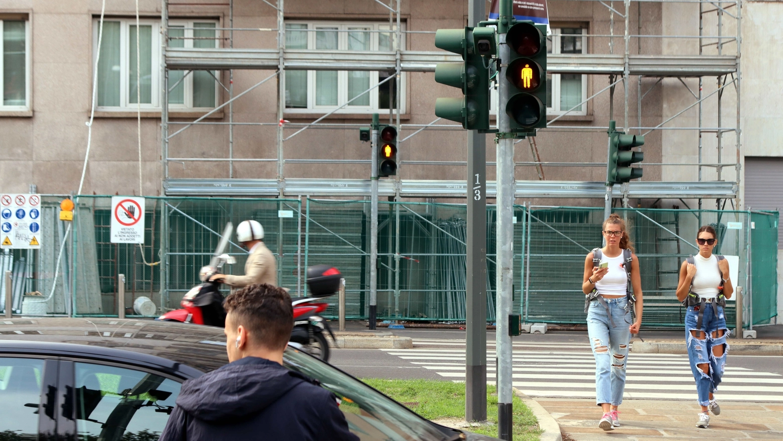 I semafori, costantemente lampeggianti, di piazza della Repubblica (Ansa/Paolo Salmoirago)