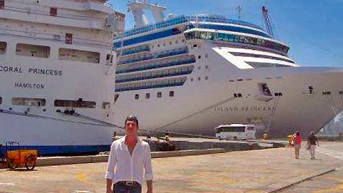Angelo Faliva davanti alla nave da crociera Coral Princess