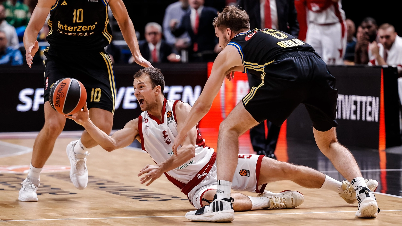 I biancorossi gettano al vento il successo perdendo in volata 85-82 dopo aver toccato il +12 nel quarto periodo. Non basta un Mirotic deluxe da 30 punti e 12 rimbalzi