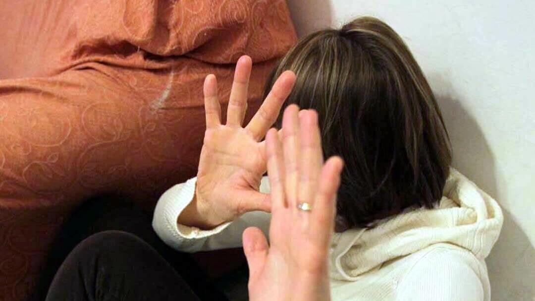 Violento per gelosia, con il pugno in faccia passa il segno Violento per gelosia, con il pugno in faccia passa il segno