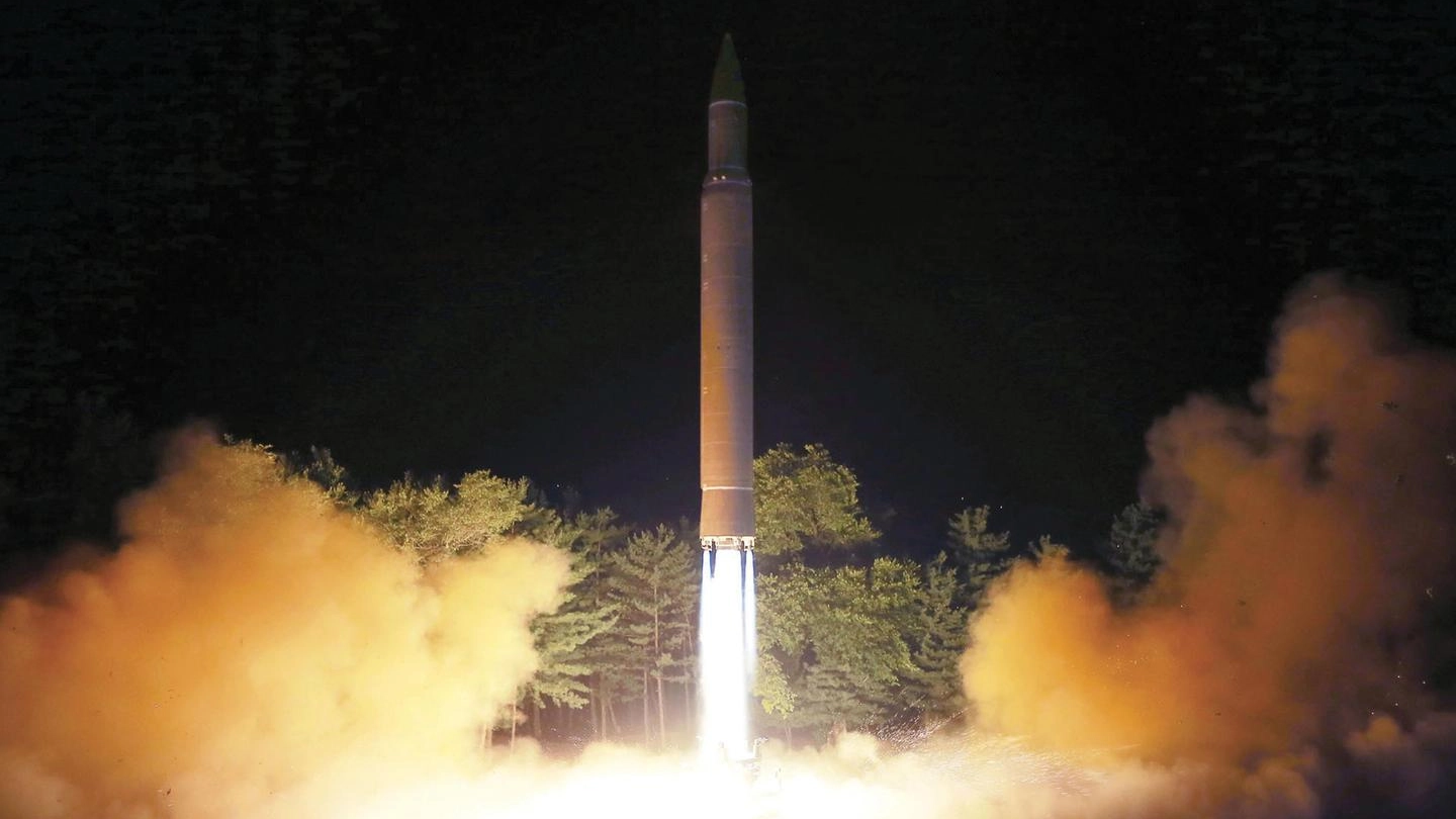 Un missile in una foto diffusa dal governo della Corea del Nord (Ansa)