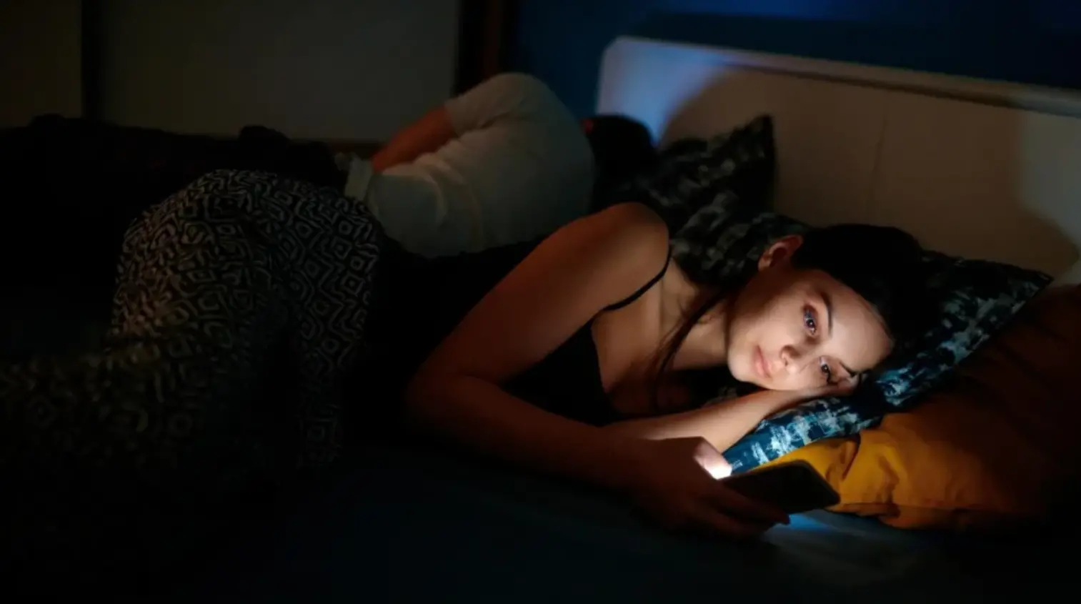 Come lo smartphone sta distruggendo il sonno dei giovani: “Metà sono già stanchi al risveglio”
