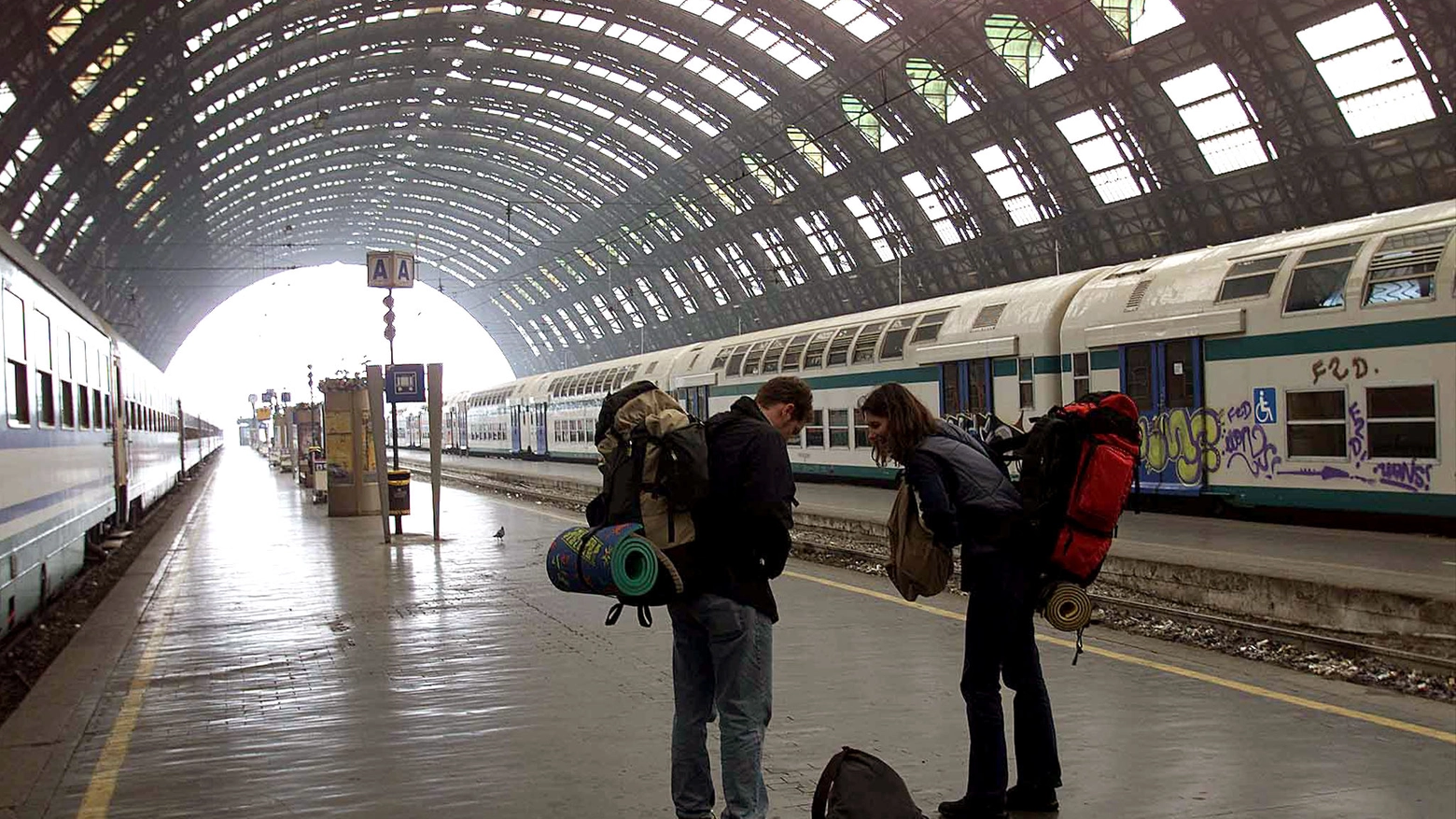 Due turisti in partenza dalla Stazione Centrale di Milano