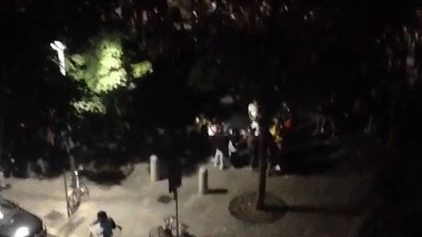 Frame del video che documenta l’assembramento in piazza Arquinto a base di musica alta