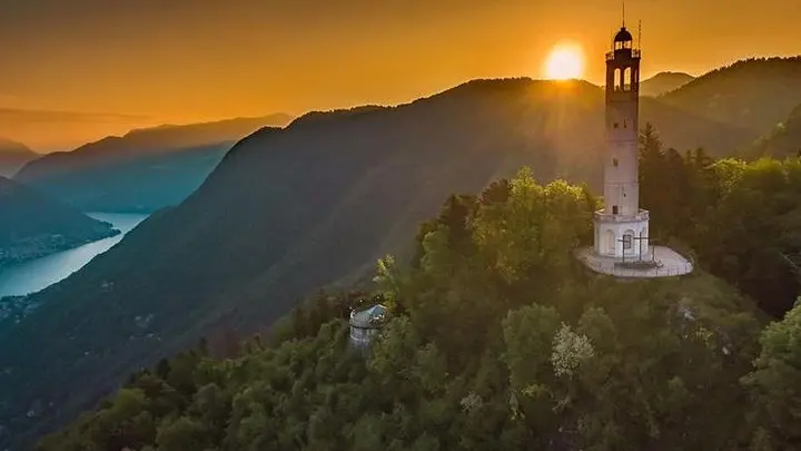 Ha riaperto il faro voltiano Ha riaperto il faro voltiano