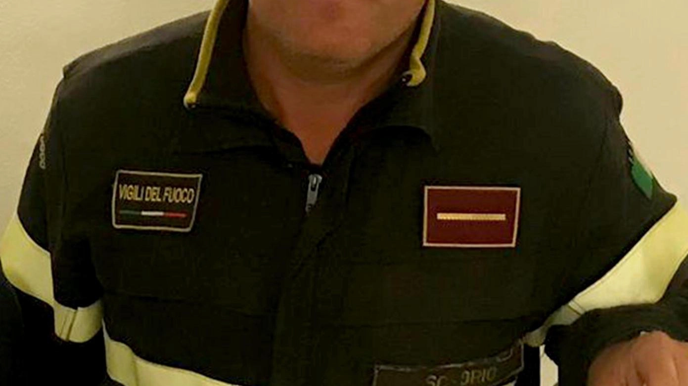 Cade in bici e rischia la vita. Vigile del fuoco di passaggio un eroe per il giovane ciclista Cade in bici e rischia la vita. Vigile del fuoco di passaggio un eroe per il giovane ciclista