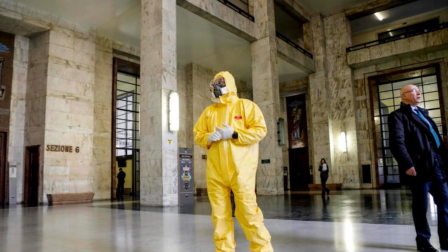 Coronavirus, operazioni di sanificazione al Tribunale di Milano (foto di repertorio)