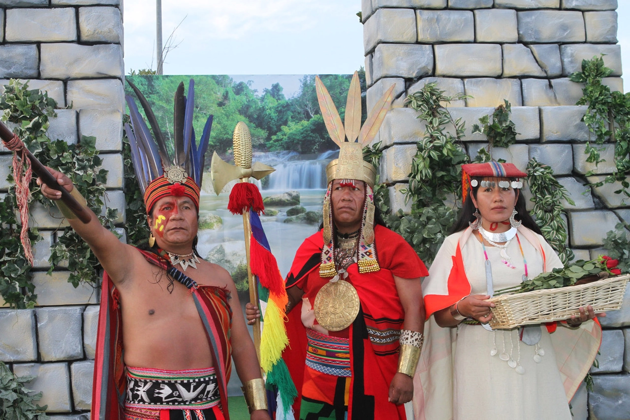 SORRISI Una rassegna di alcuni momenti della seconda edizione del Latin Festival, l’evento andato in scena dal 6 giugno al 16 agosto nel parcheggio di Milanofiori ad Assago che ormai da due anni sostituisce LatinoamericandoFOLCLORE E DISCOTECA A sinistra, un momento della festa d’inaugurazione con la cerimonia ancestrale in abiti tradizionali A destra, un’immagine della serata di Ferragosto con l’affollatissimo «Schiuma party» al quale hanno potuto partecipare anche i più giovani
