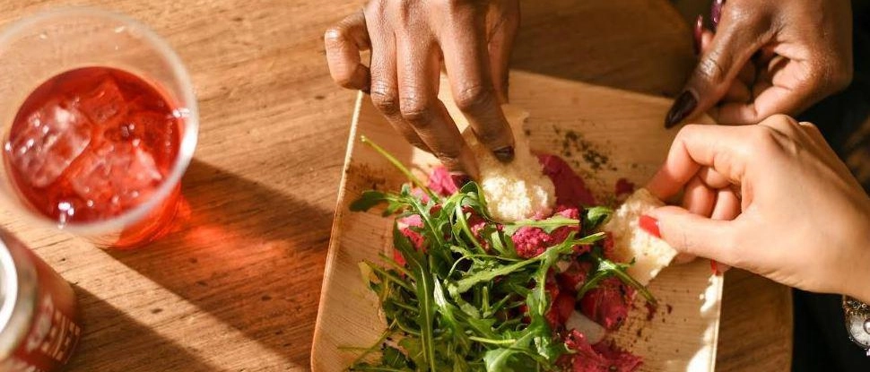 Gaia, Cesare e il Marcel Boum Tante culture in una cucina