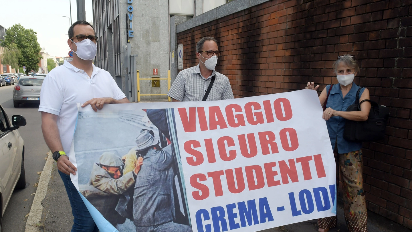 Il presidio simbolico di alcuni attivisti ieri davanti alla sede milanese della società