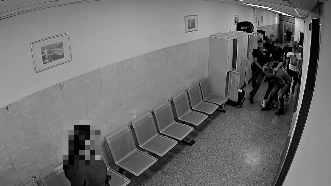 Un fermo immagine del filmato ripreso dalle telecamere interne della Questura