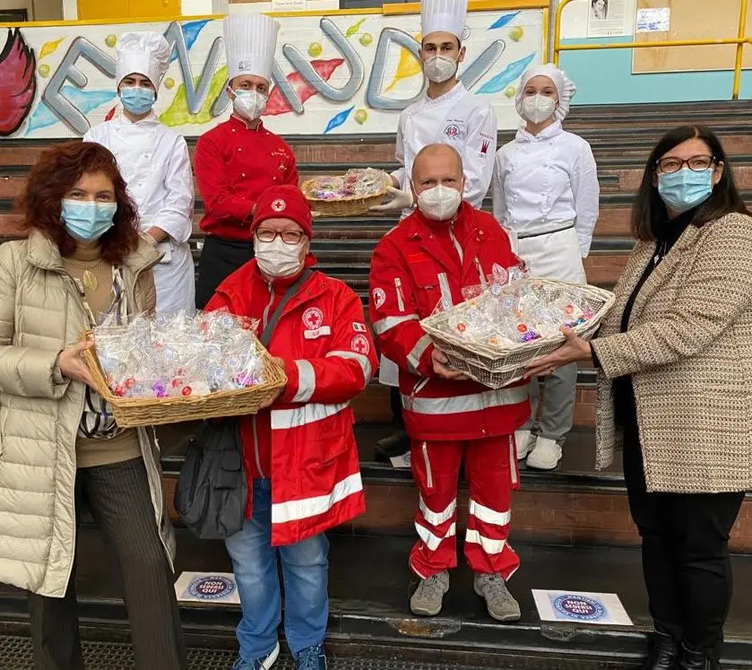 Baci al cioccolato in dono dagli alunni dell’Einaudi al personale della Cri