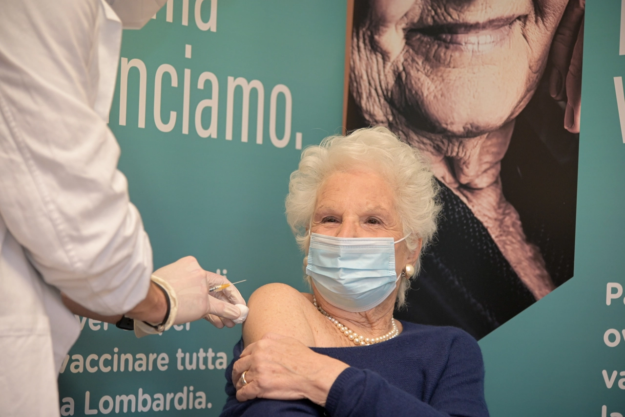 Vaccino anti Covid a Liliana Segre