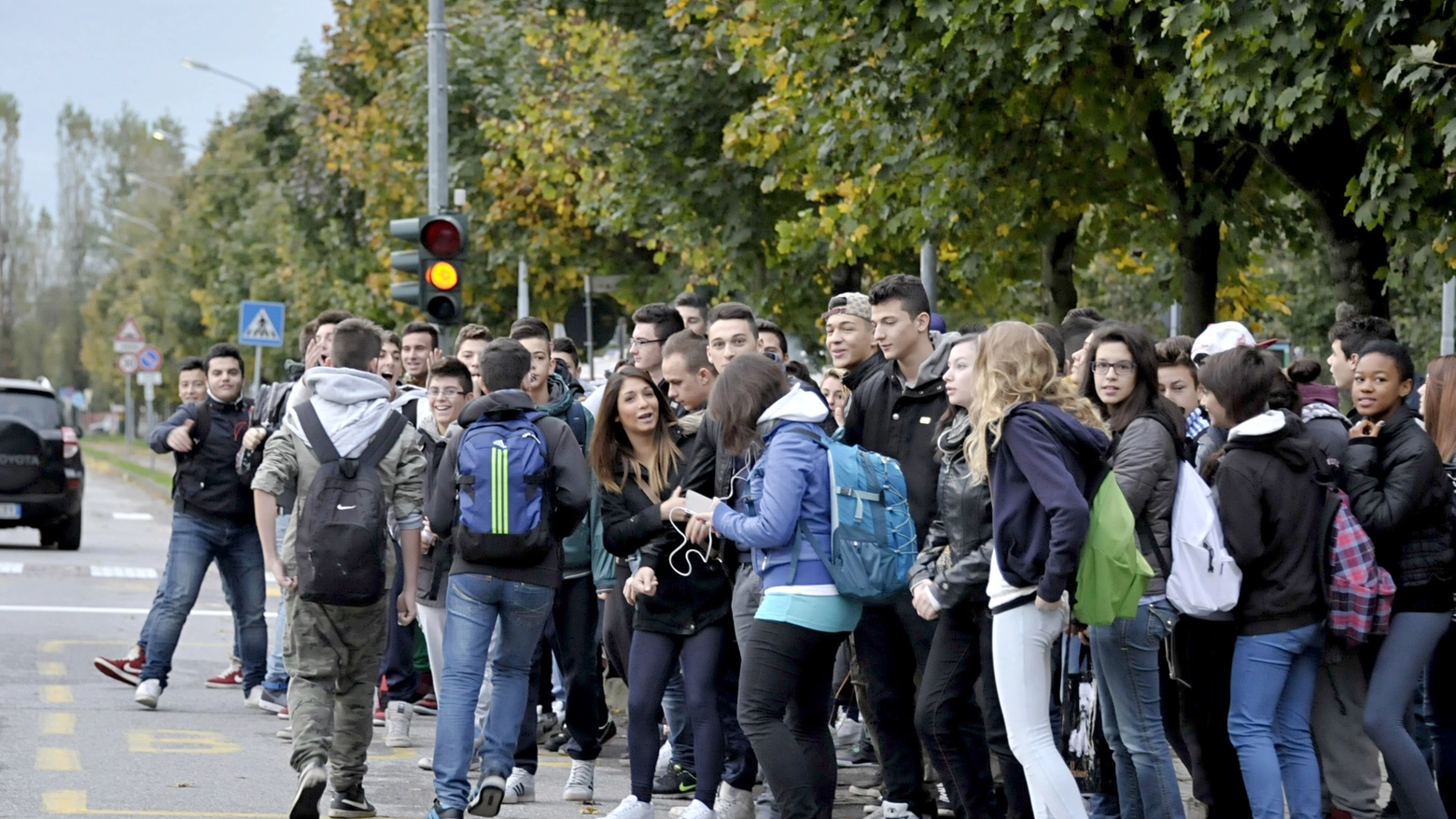 Studenti e pendolari in attesa del bus (Spf)
