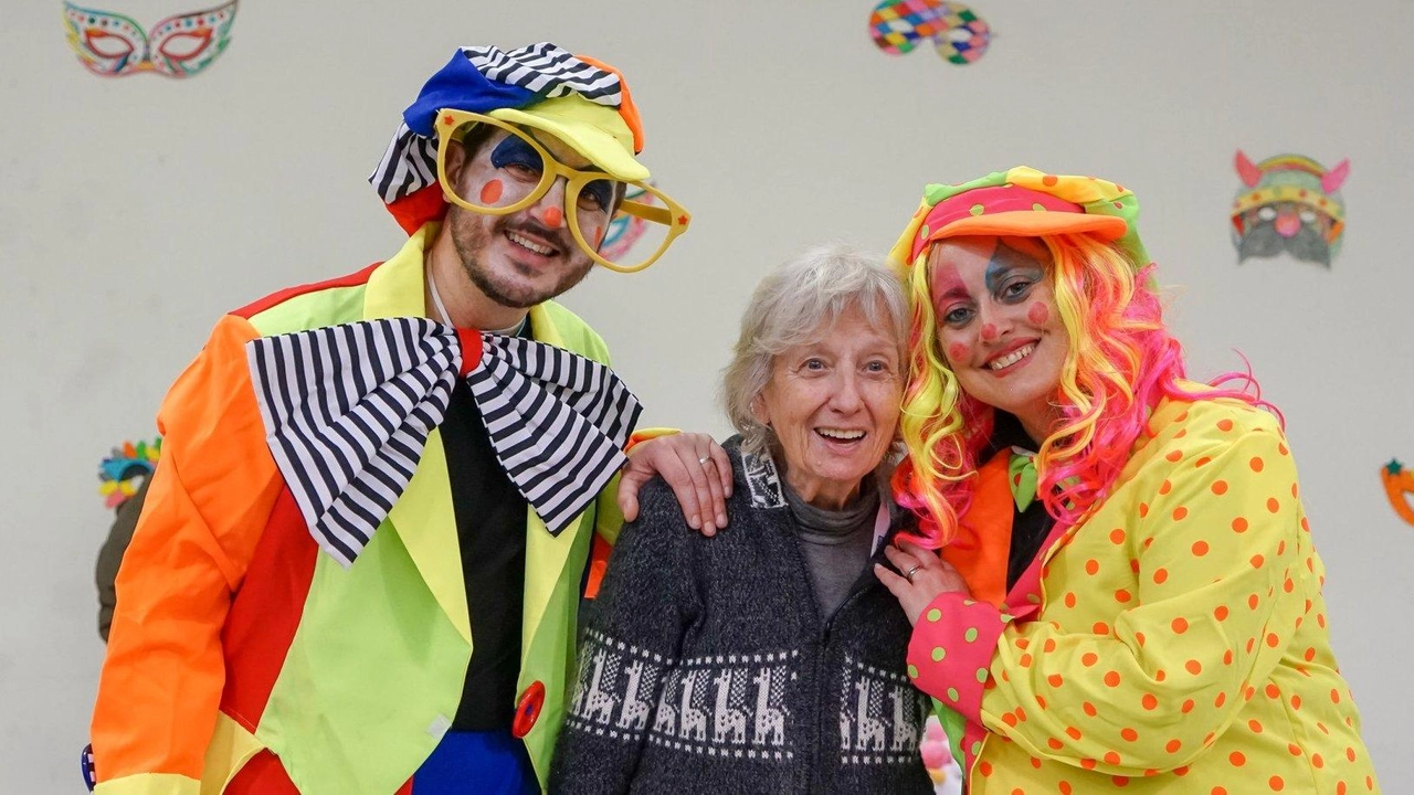 Laboratorio per 60 bambini. Susy in prima linea a 88 anni: "Con la fantasia e i colori li allontaniamo dalla strada"