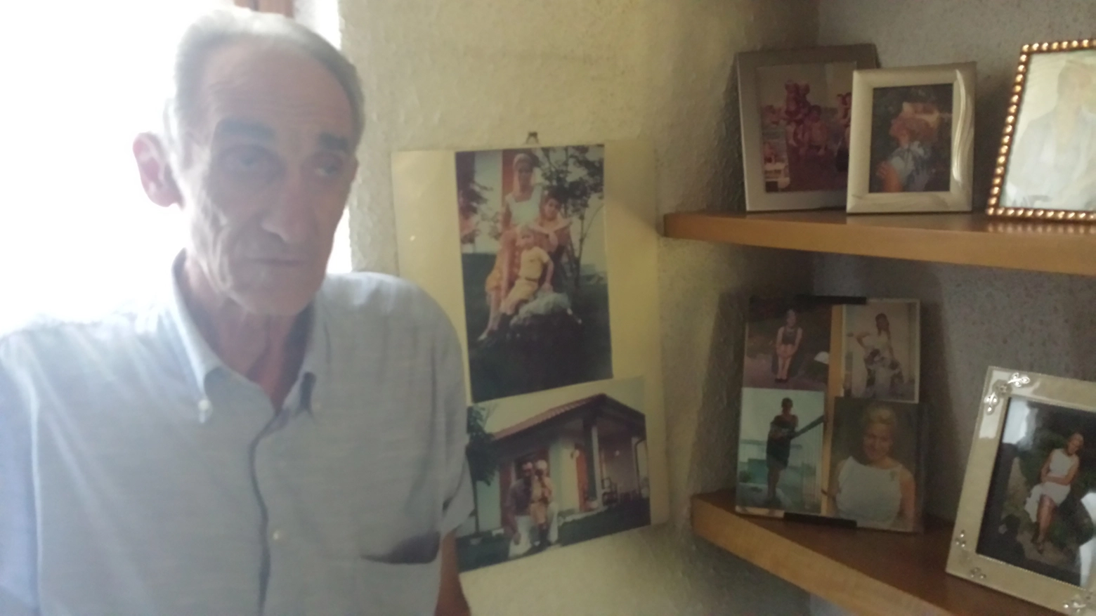 Cesarino Biffi con le foto della sua famiglia