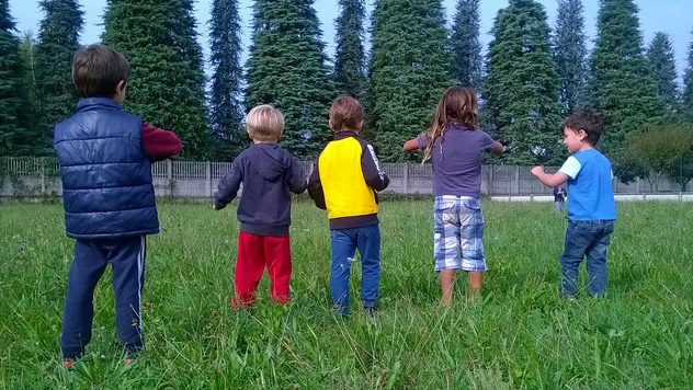 Alcuni bambini di una scuola materna