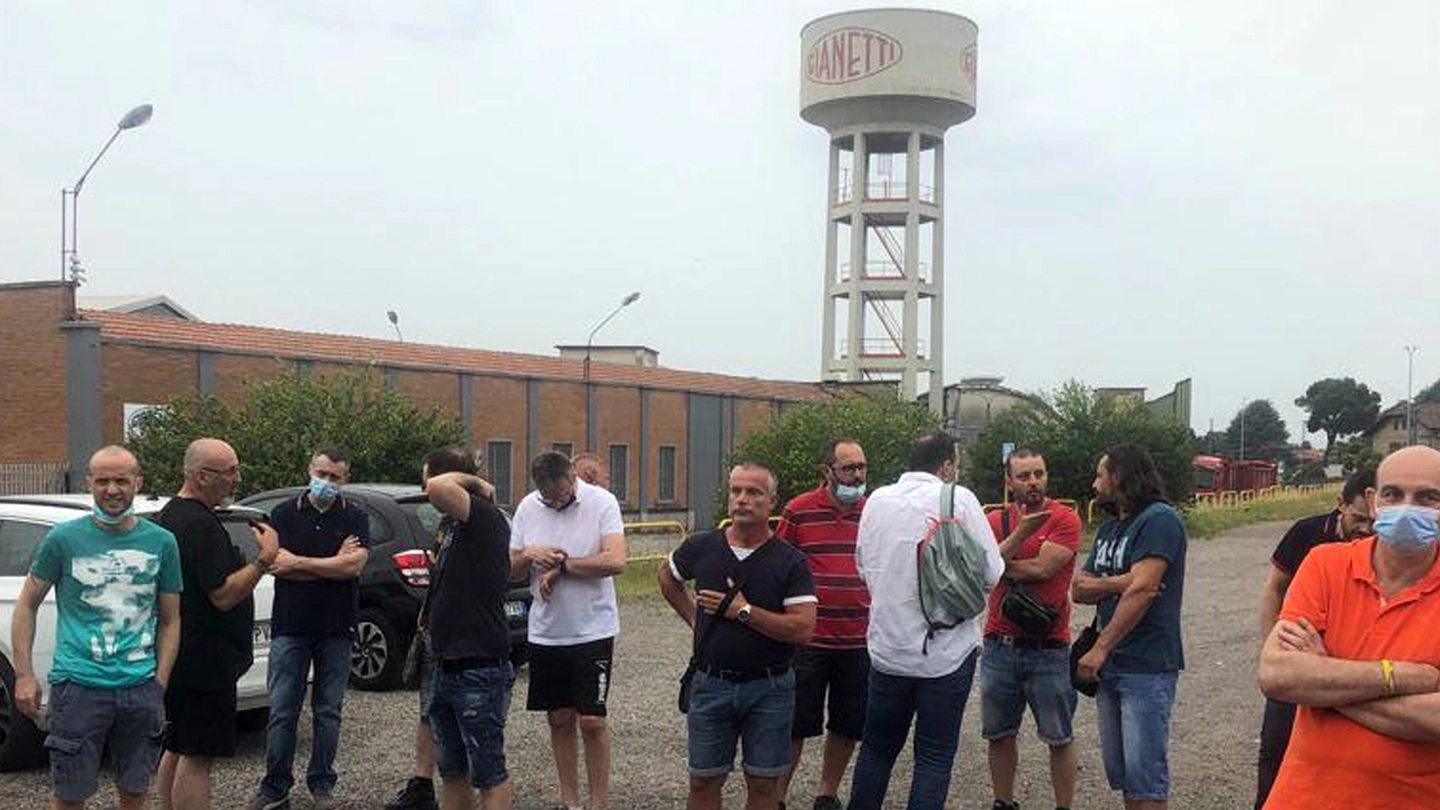 I 158 dipendenti licenziati davanti ai cancelli dello stabilimento: "Presidio a oltranza". Appello al premier Draghi